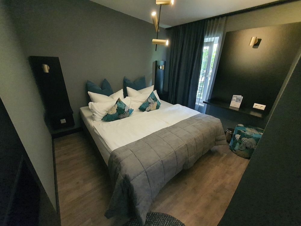 Boutique Hotel Falkenturm Exclusive Apartment, 3 Bedrooms, Balcony, City View 4