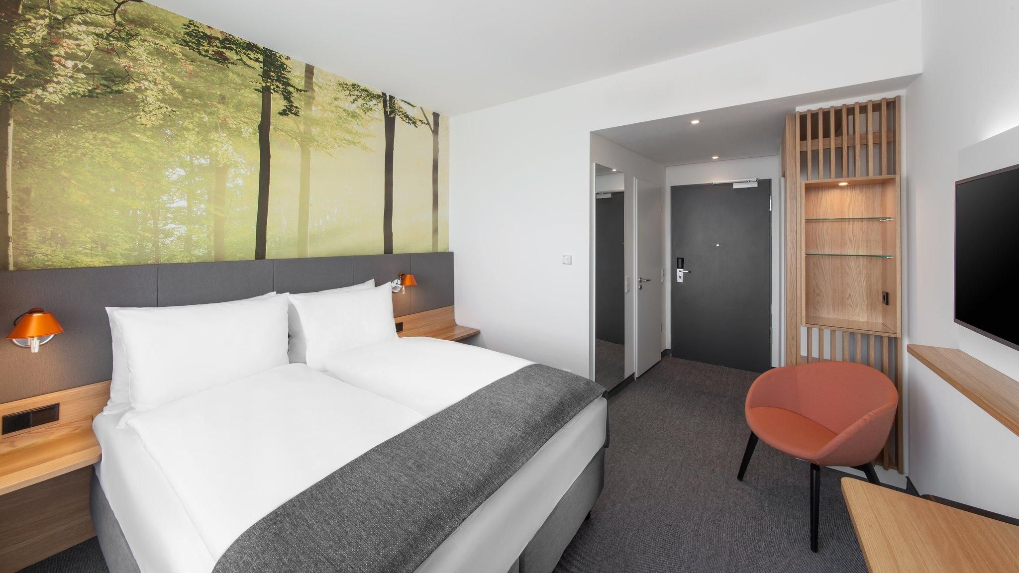 1 Queen Bed Standard Courtyard TopFloor