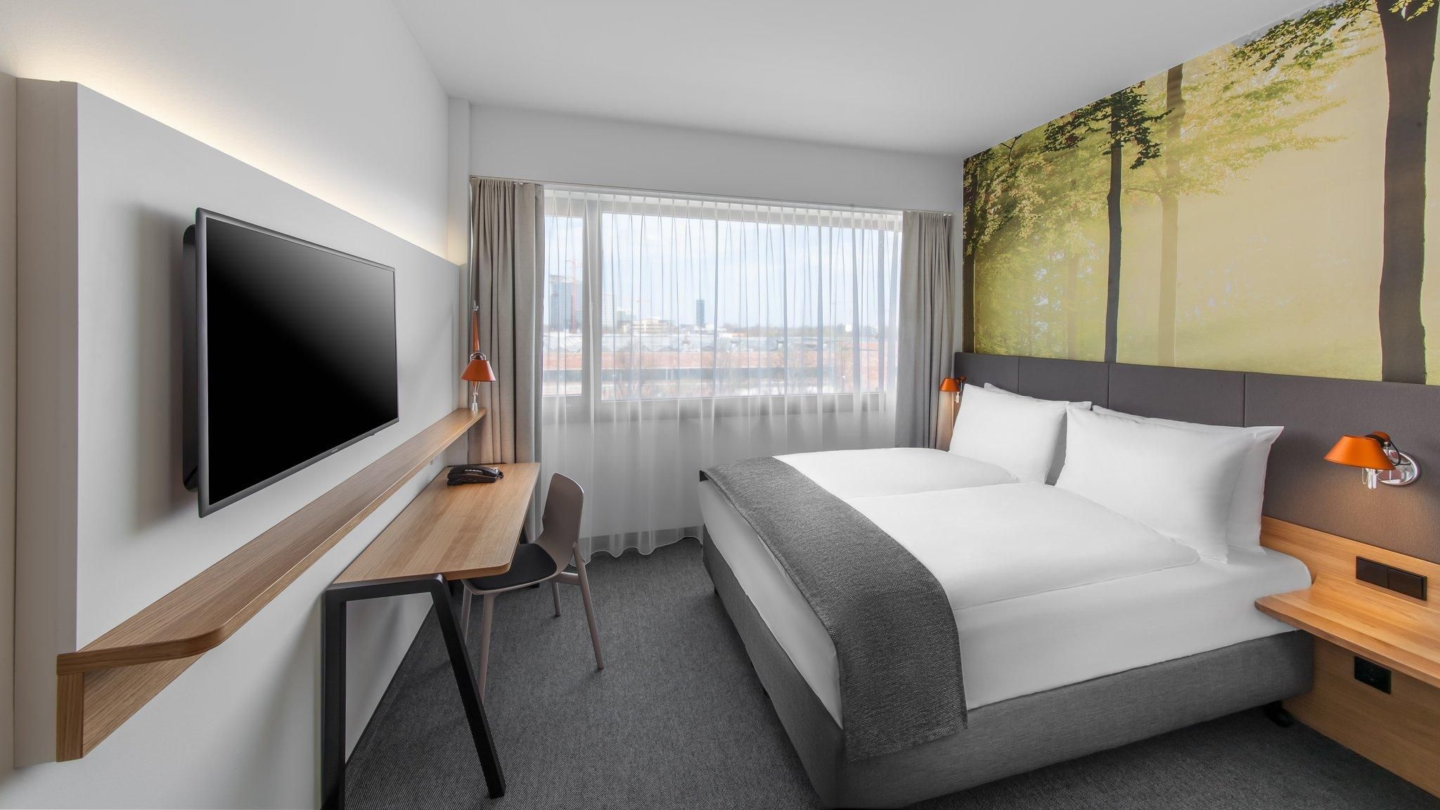 1 Queen Bed Standard Courtyard TopFloor