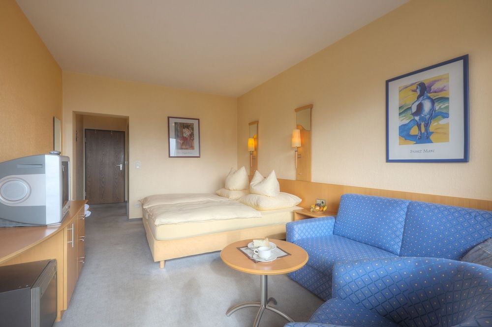 Single Room, View (south side, balcony)