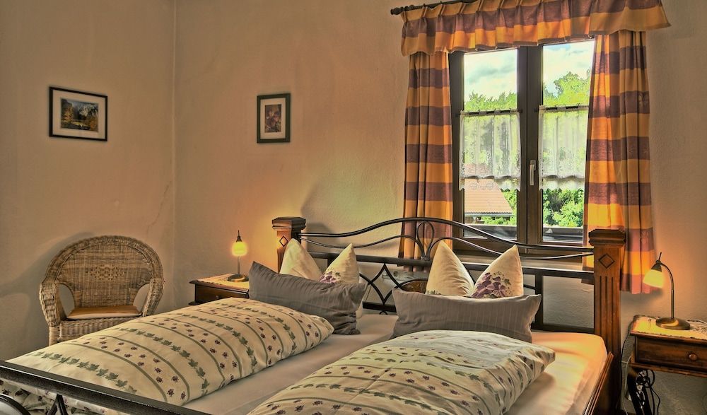 Pension Gasthof Etzerschlössl Traditional Twin Room, Courtyard Area (Room 3)