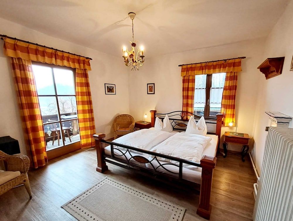 Pension Gasthof Etzerschlössl Traditional Twin Room, Courtyard Area (Room 3) 3