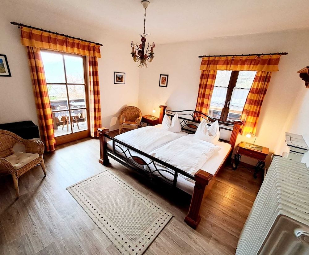 Pension Gasthof Etzerschlössl Traditional Twin Room, Courtyard Area (Room 3) 2