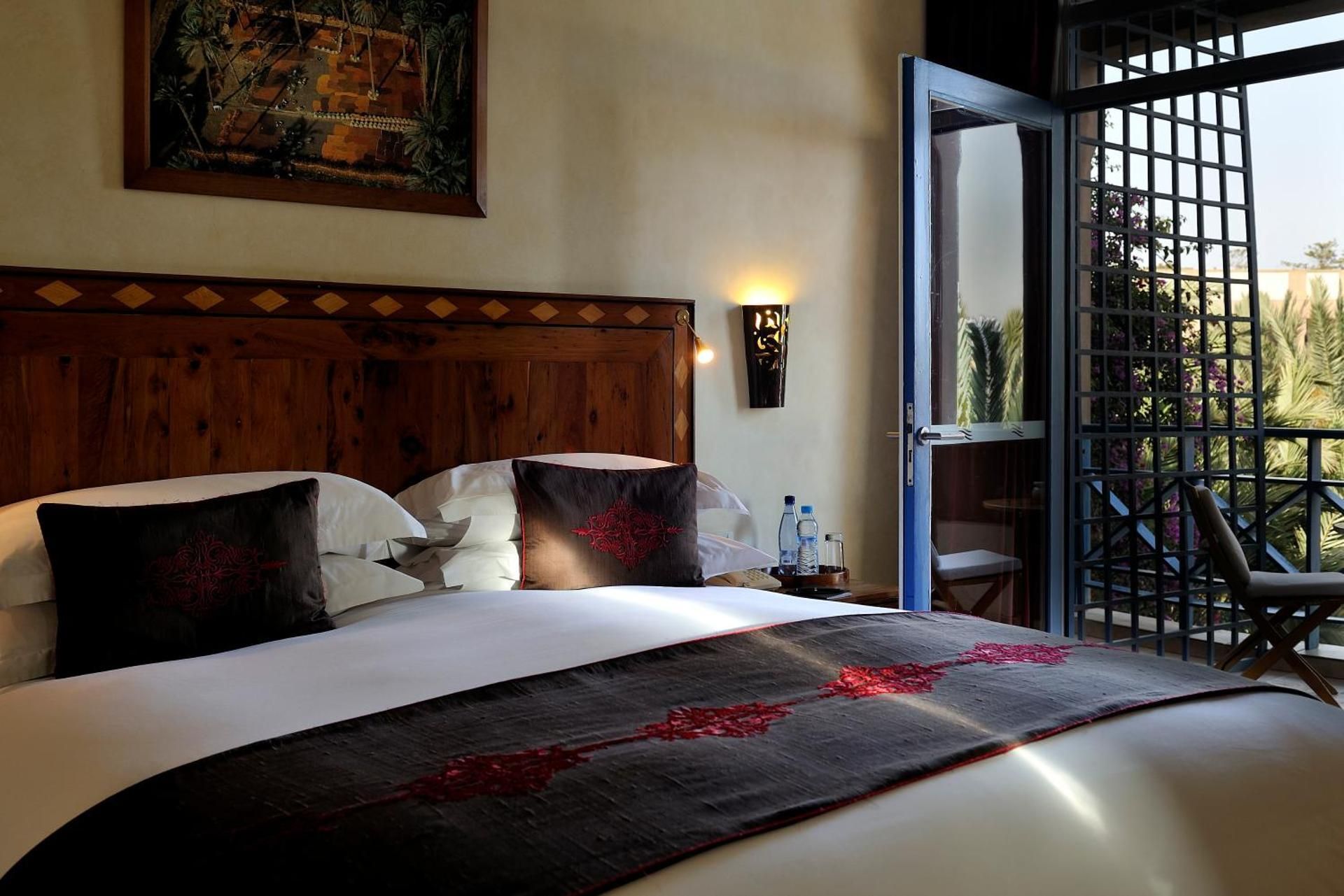 Junior Suite with king-size bed and view of the swimming pool