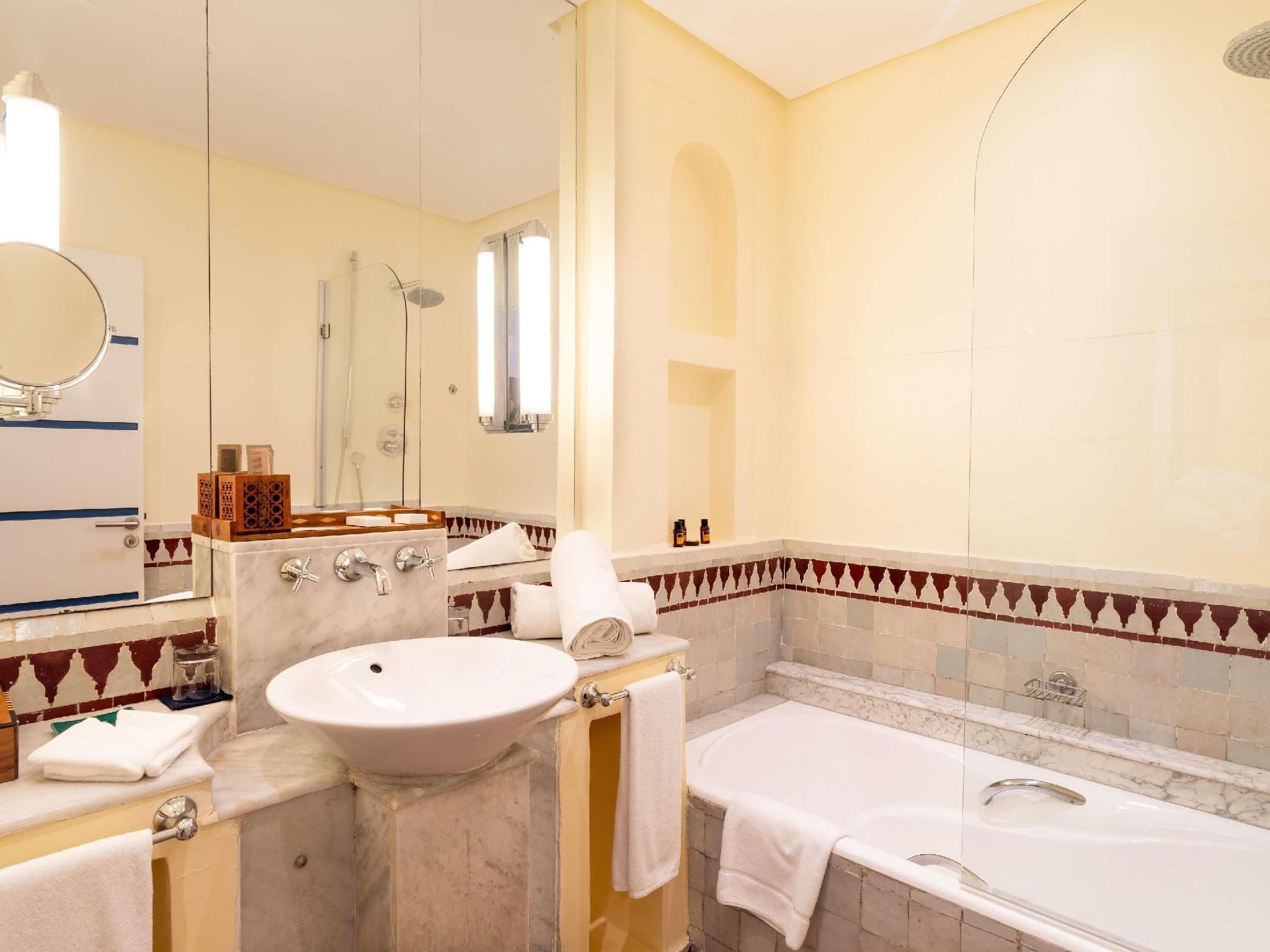 Standard Room With 2 Single Beds, City Side