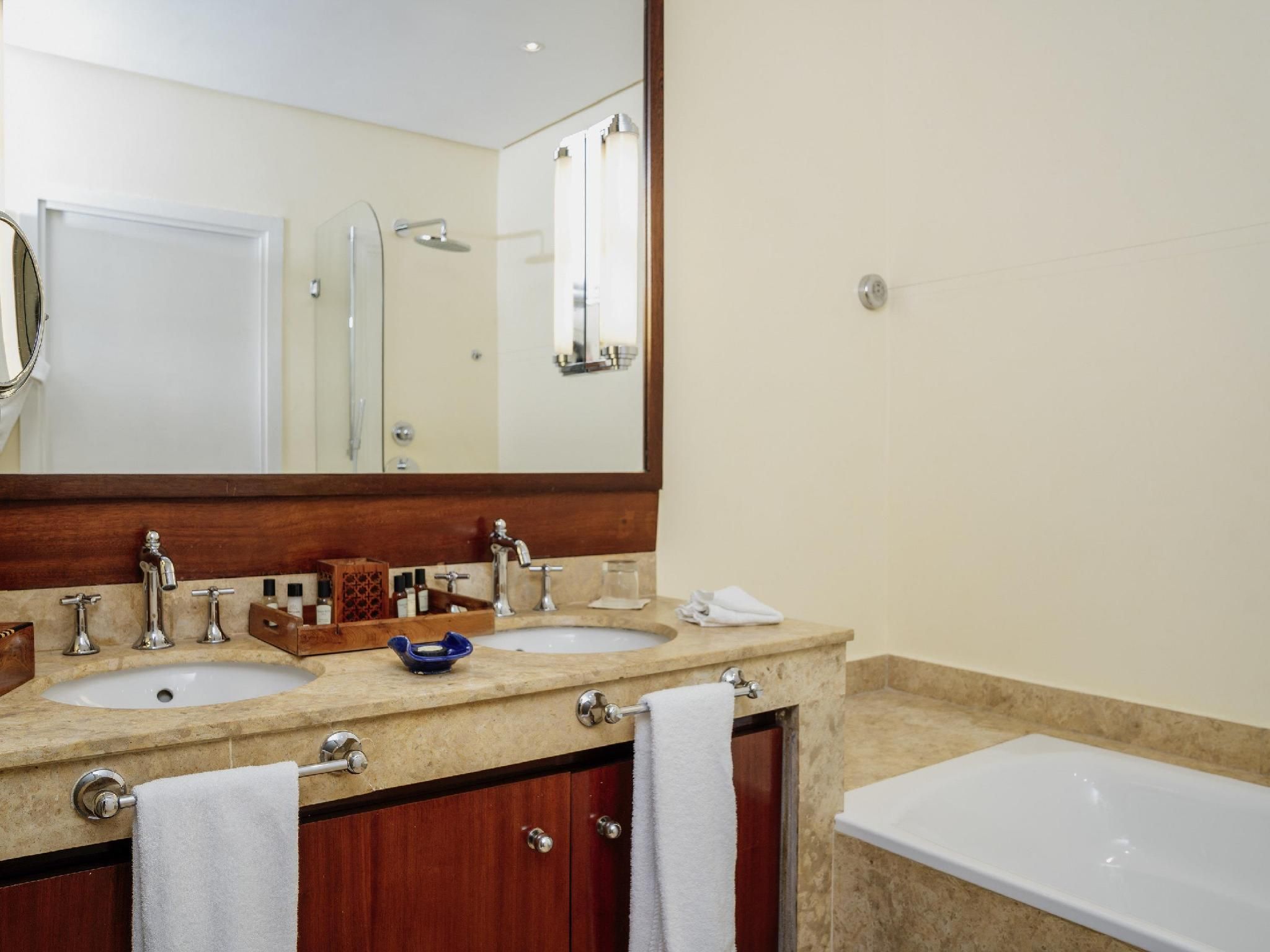 Executive Suite with a king-size bed and view of the swimming pool