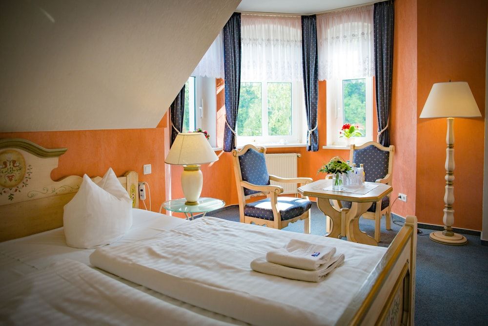 Honeymoon Double Room, Bathtub
