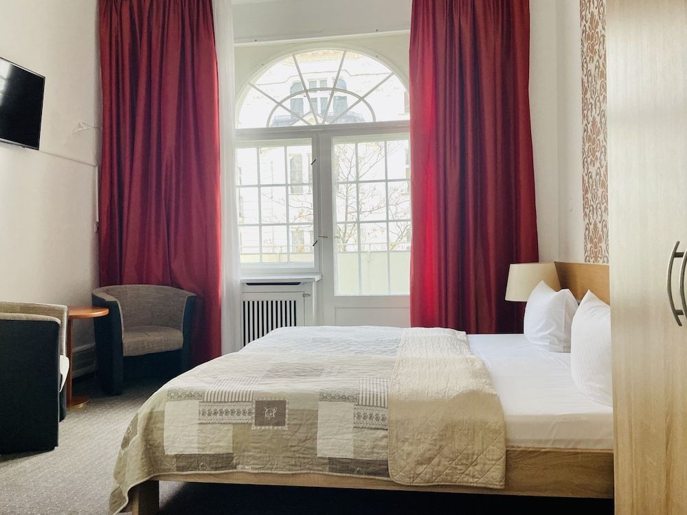 Hotel Castell Double Room 13