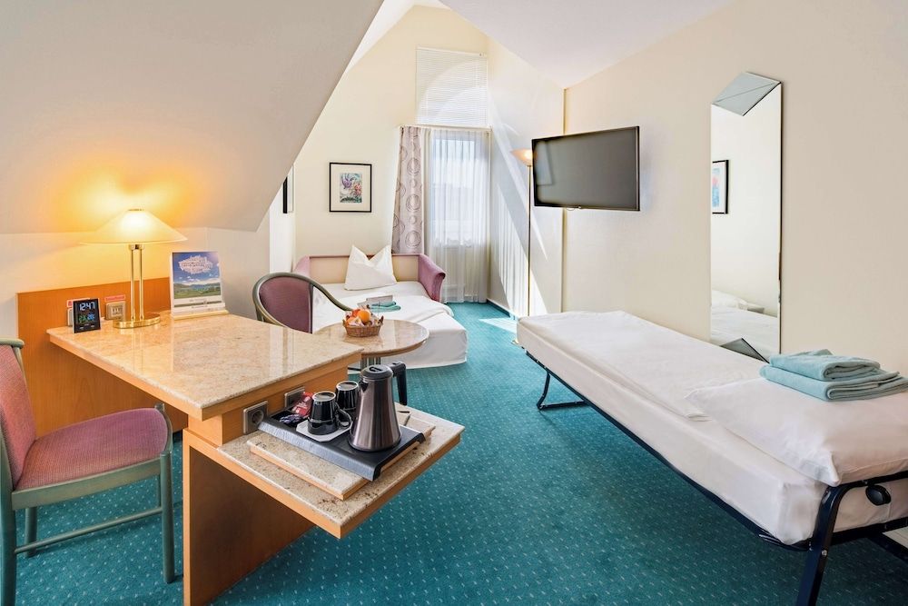 Comfort Room, 1 Queen Bed (Larger Room;with Sofabed)