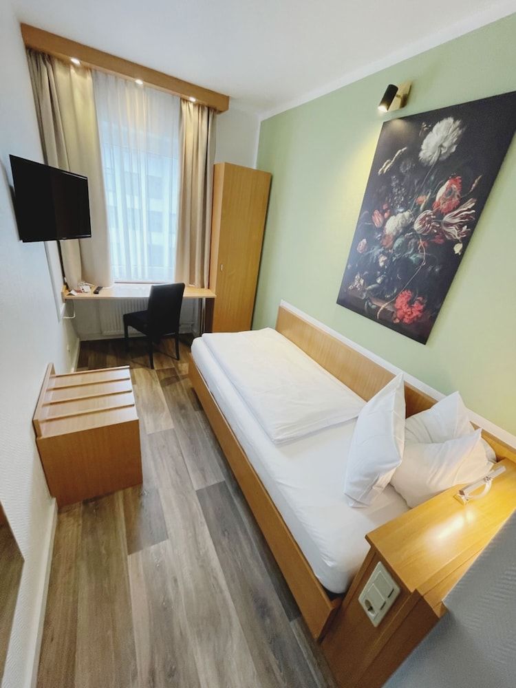 Europa Hotel Single Room 4