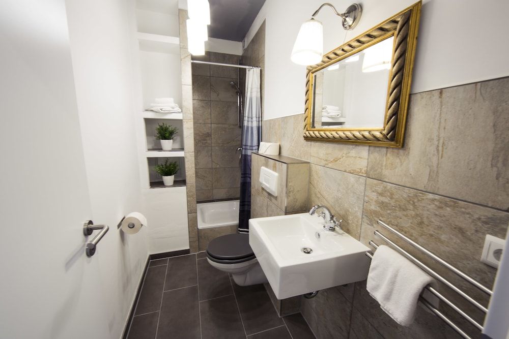 Hevals Grand Tempelhof Apartment, 3 Bed Room (exclusive €85 cleaning fee) 16
