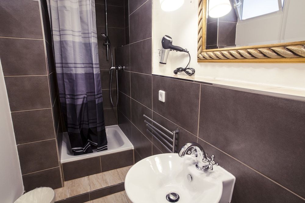 Hevals Grand Tempelhof Apartment, 4 Bed Room (exclusive €85 cleaning fee) 12