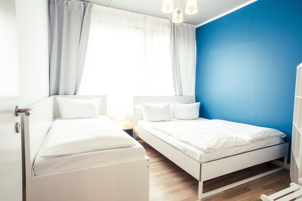 Hevals Grand Tempelhof Apartment, 4 Bed Room (exclusive €85 cleaning fee) 5