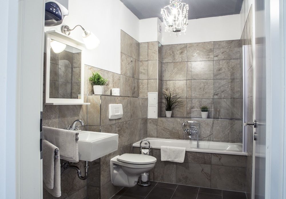 Hevals Grand Tempelhof Apartment, 5 Bed Room (exclusive €105 cleaning fee) 11