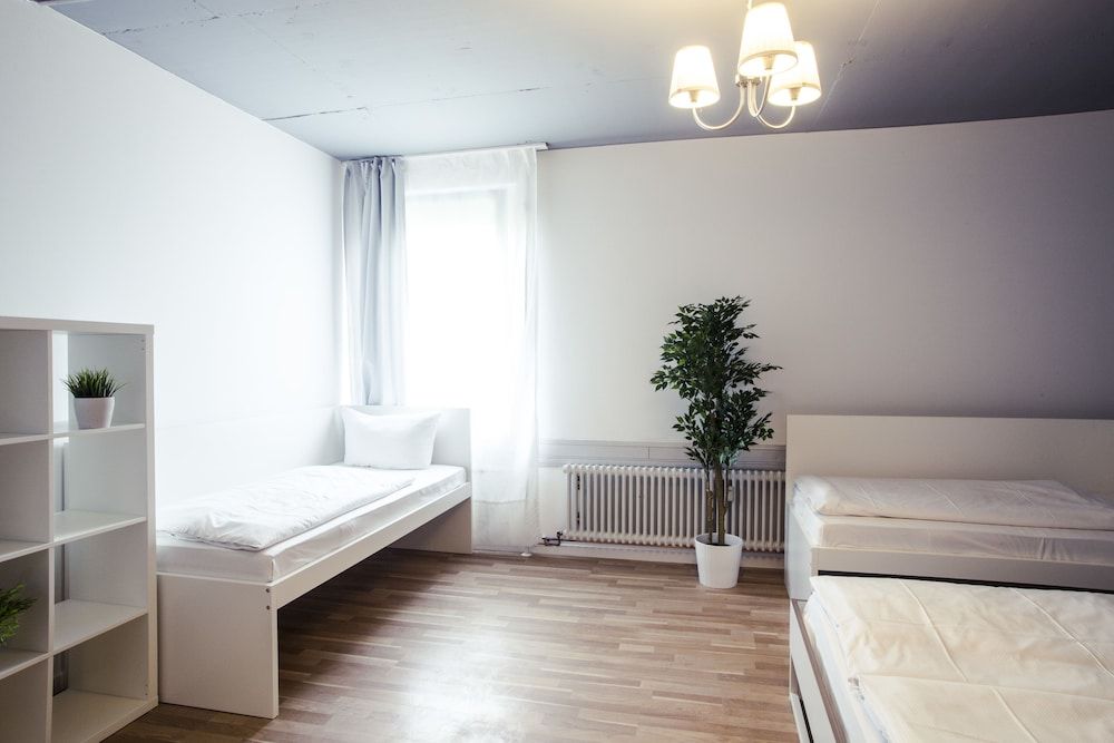 Hevals Grand Tempelhof Apartment, 4 Bed Room (exclusive €85 cleaning fee) 8