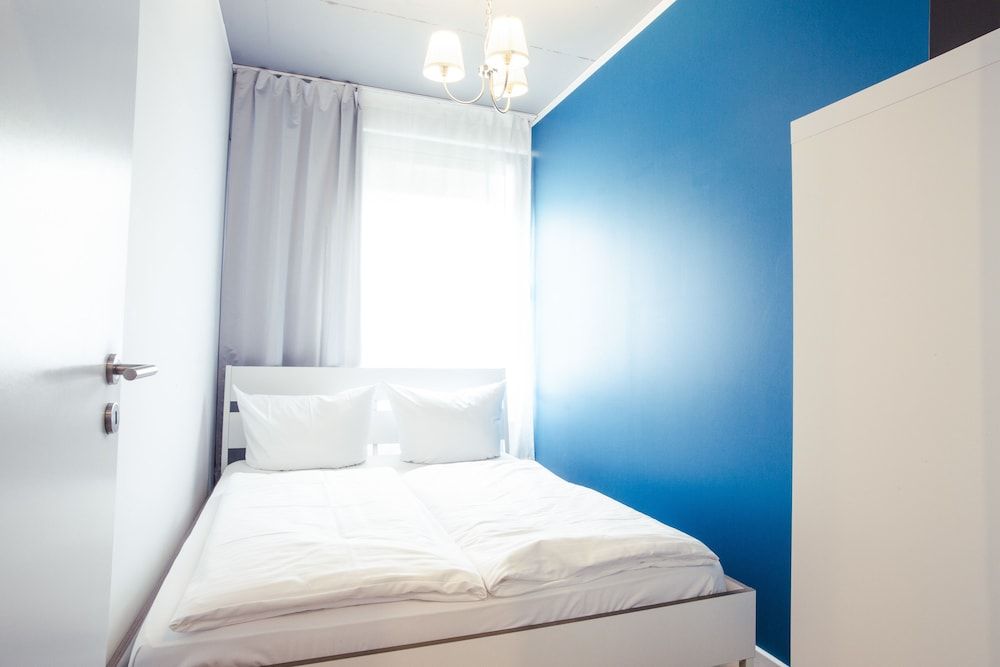 Hevals Grand Tempelhof Apartment, 4 Bed Room (exclusive €85 cleaning fee) 2