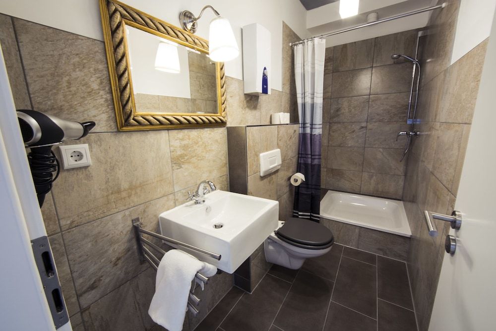 Hevals Grand Tempelhof Apartment, 3 Bed Room (exclusive €85 cleaning fee) 17