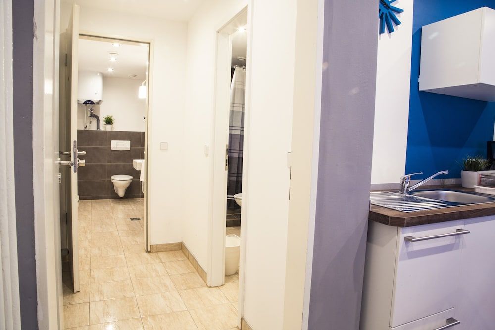 Hevals Grand Tempelhof Apartment, 5 Bed Room (exclusive €105 cleaning fee) 8