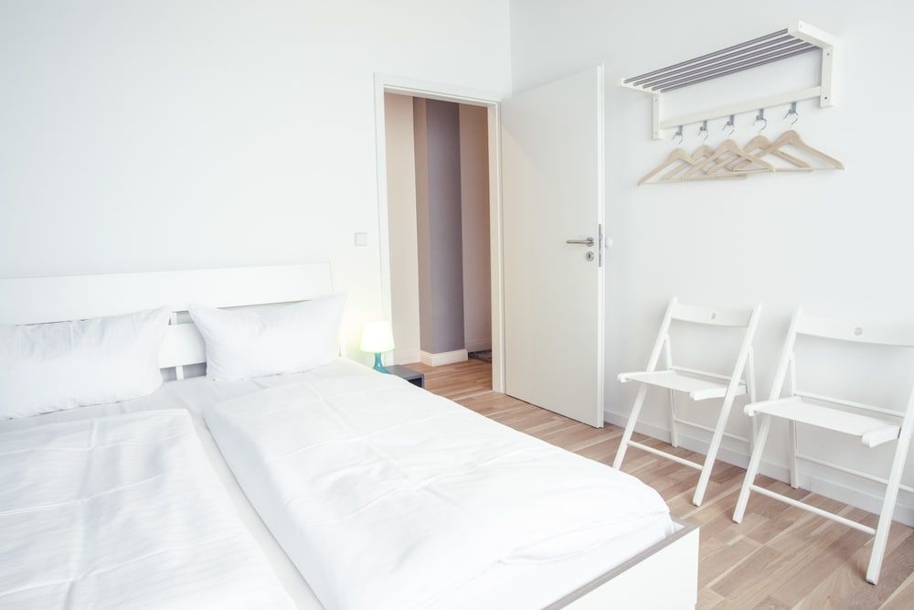 Hevals Grand Tempelhof Apartment, 4 Bed Room (exclusive €85 cleaning fee) 3