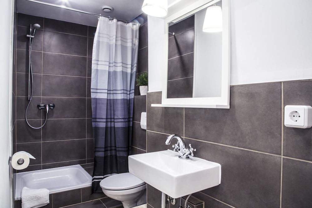 Hevals Grand Tempelhof Apartment, 5 Bed Room (exclusive €105 cleaning fee) 10