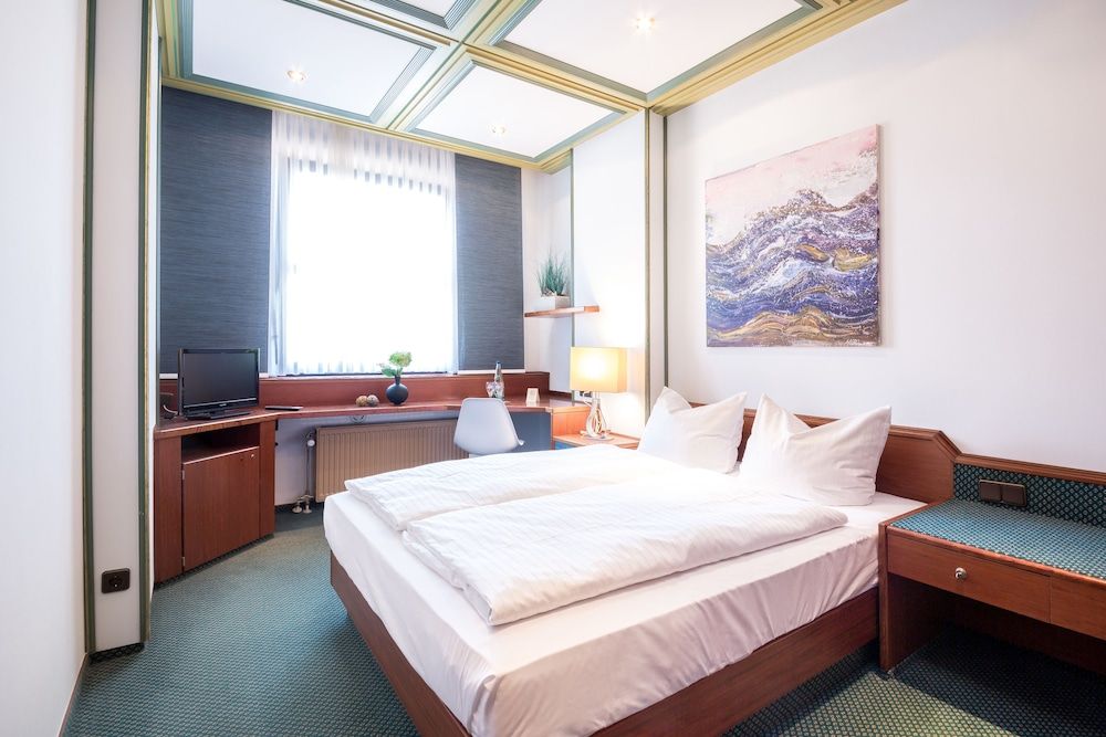 Classic Single Room, 1 Queen Bed