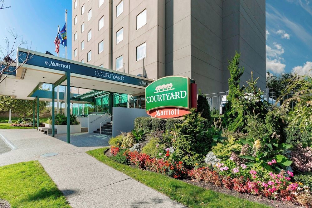 undefined Courtyard by Marriott New York JFK Airport 2