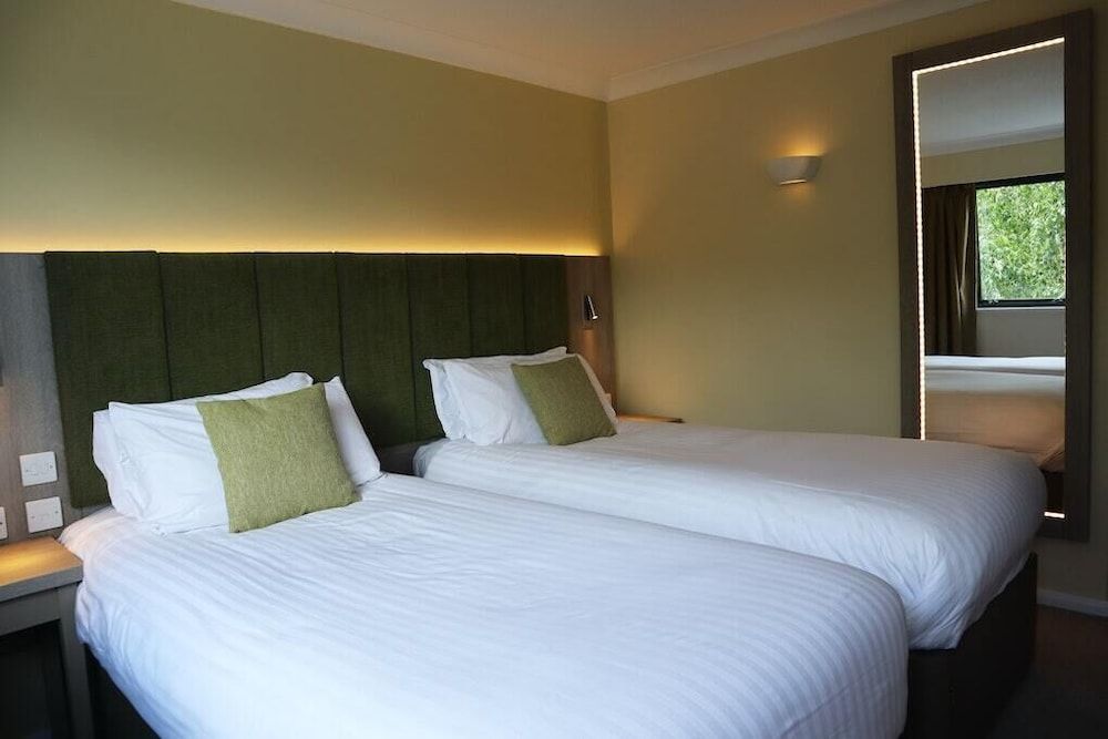 Hellidon Lakes Golf & Spa Hotel Executive Twin Room 3