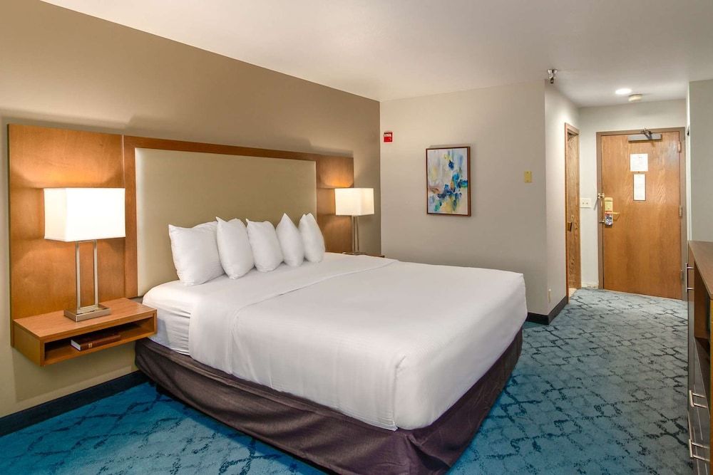 Red Lion Hotel Templin's on the River Premium Room, 1 King Bed 4