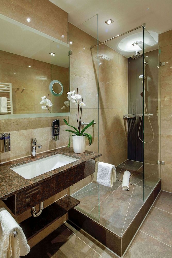 Hotel Burgschmiet Quadruple Room 7