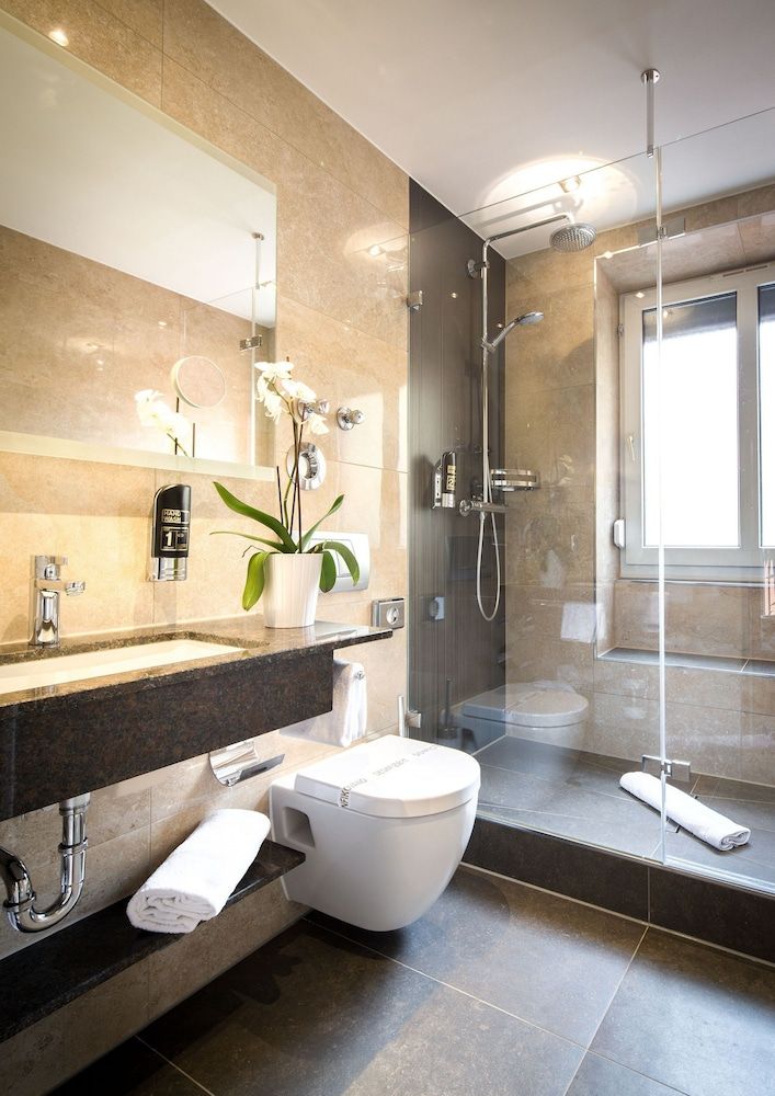 Hotel Burgschmiet Quadruple Room 9