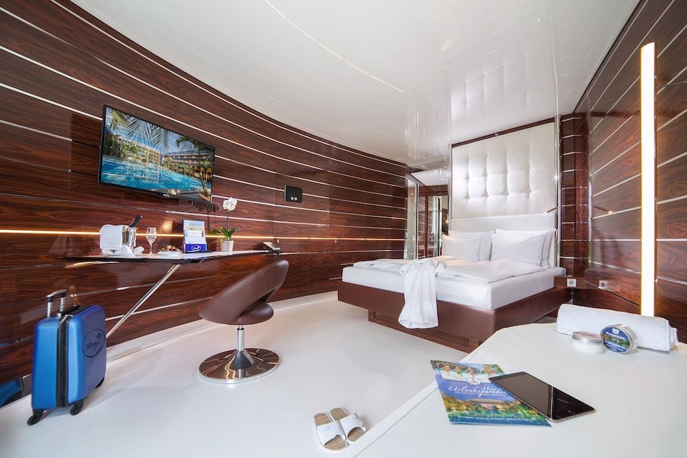 Yacht-Cabin
