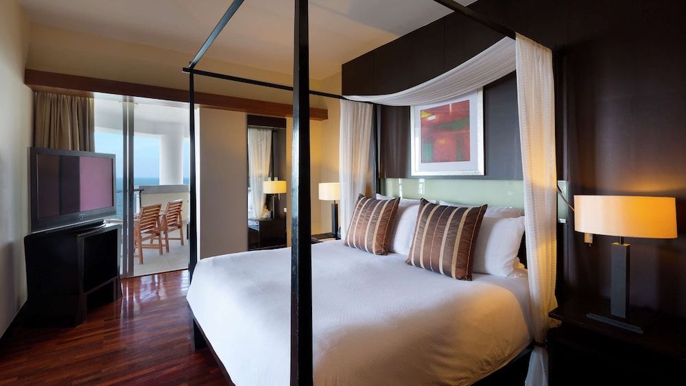 Suite, 1 King Bed, Club Lounge Access, Oceanfront