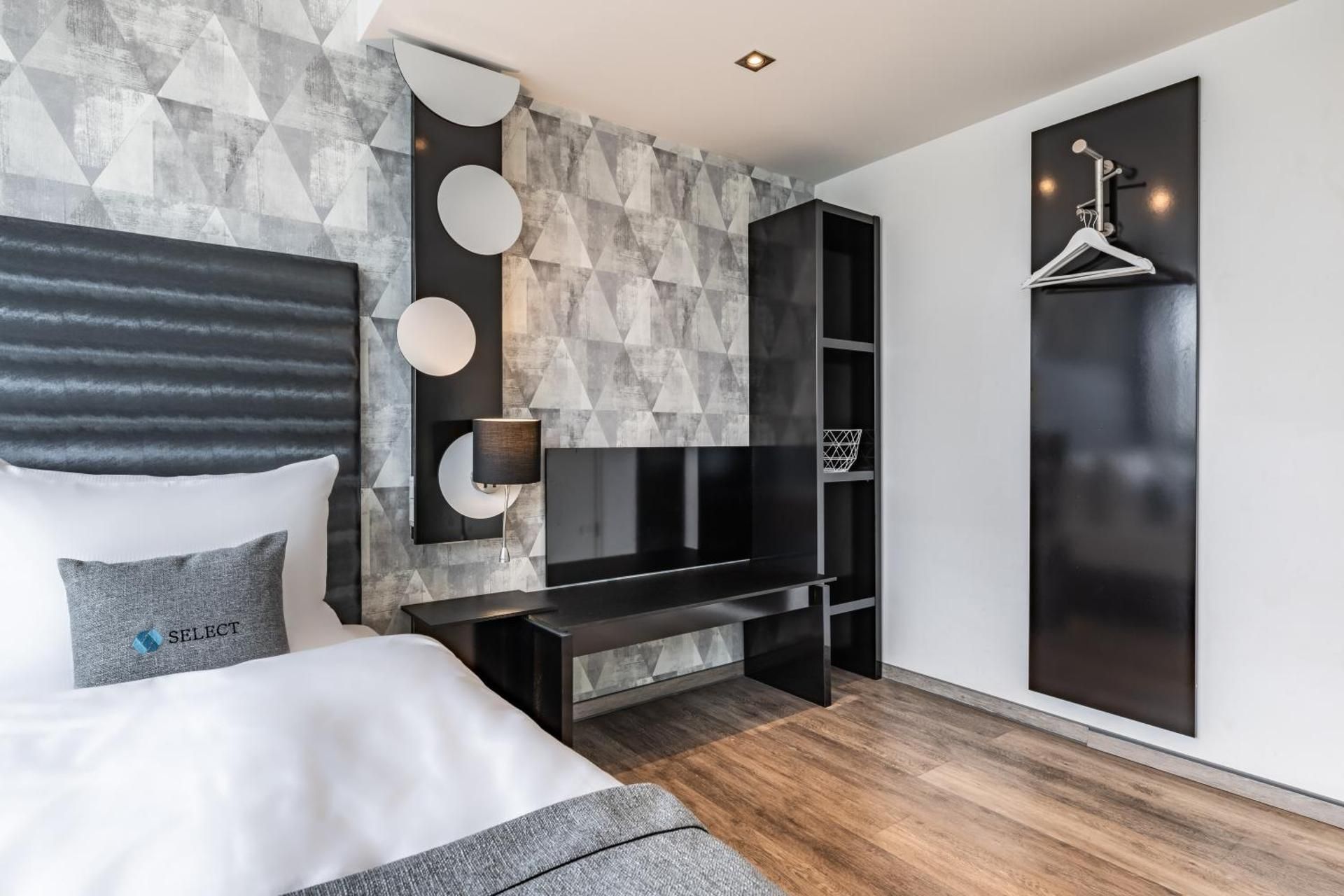 Garner Hotel Bremen City By IHG 1 Queen Standard Furnished Balcony Top Floor