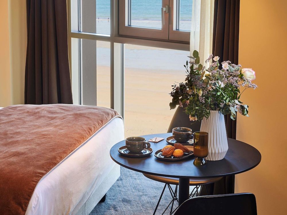 Suite, 1 King Bed with Sofa bed, Sea View
