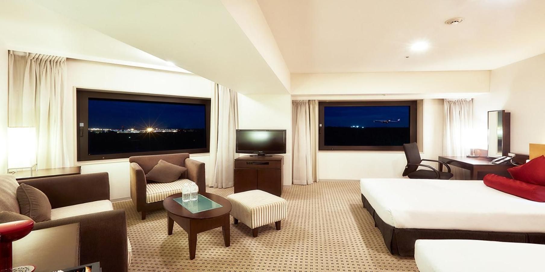 2 Single Beds Premium Airport View