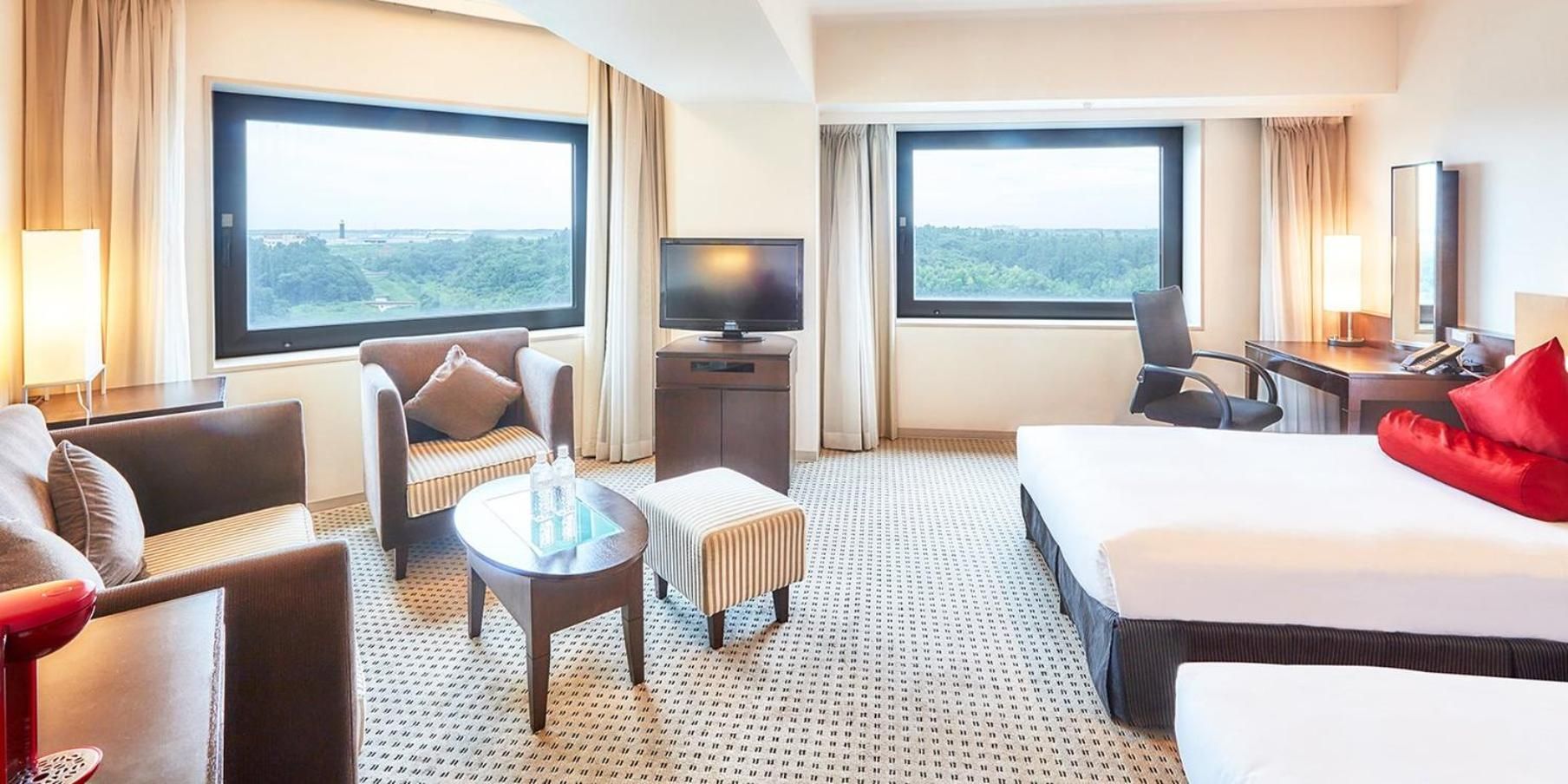 2 Single Beds Premium Airport View