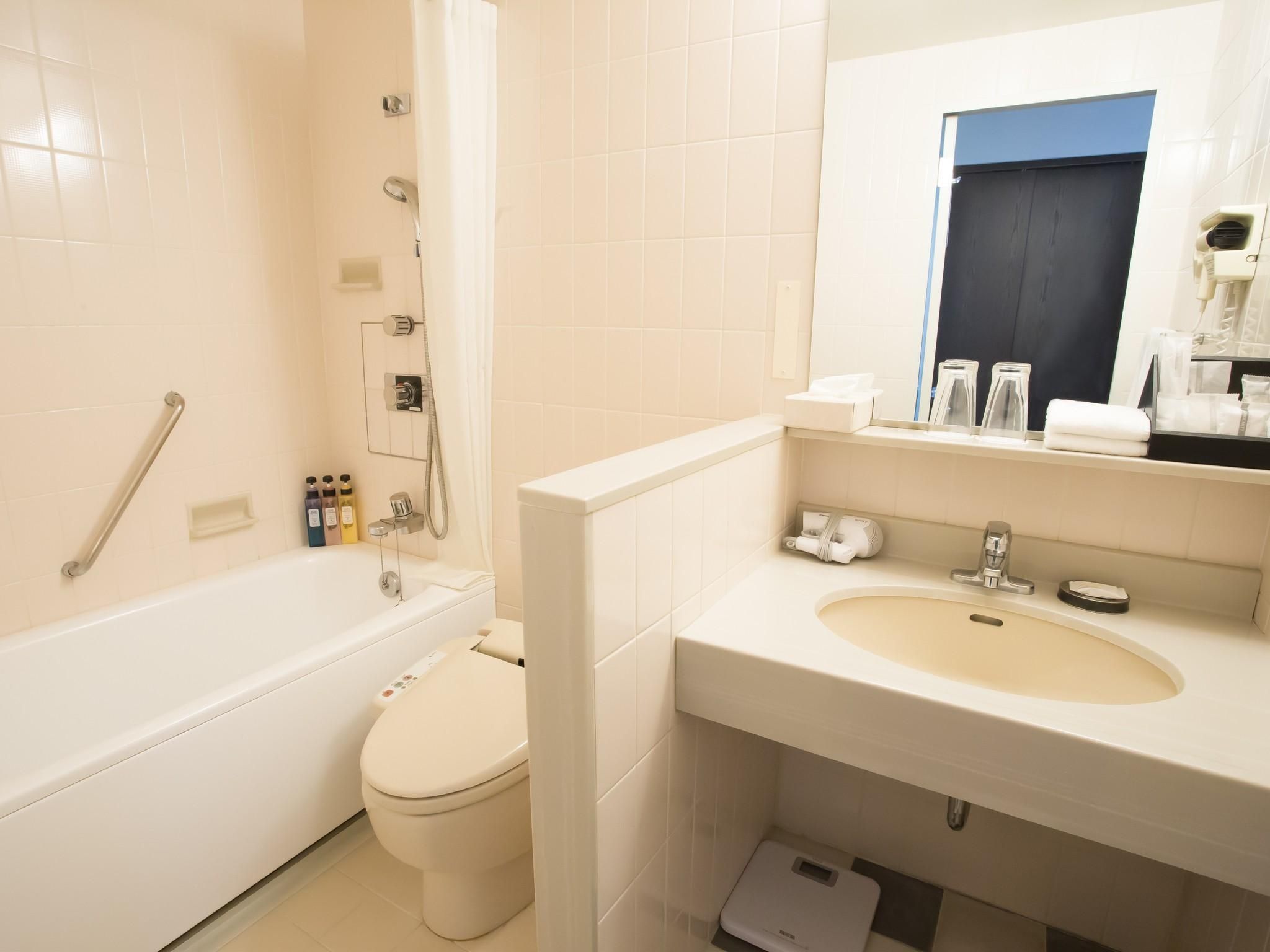 2 Single Beds Standard Airport View