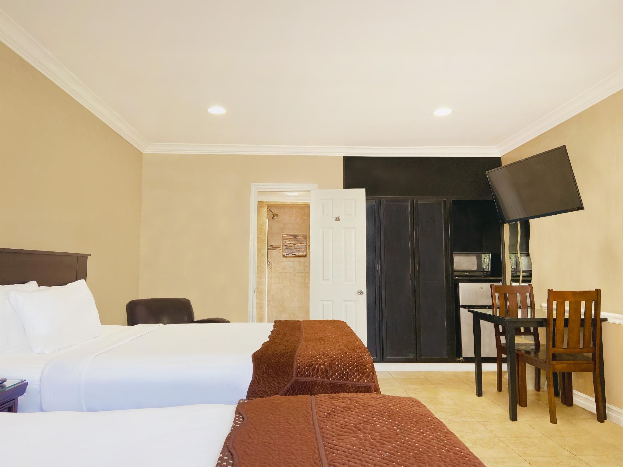Deluxe Queen Room with Two Queen Beds