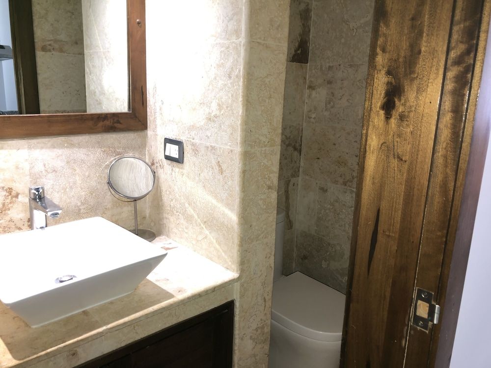 Figaro Hotel Boutique Deluxe Room, 1 Queen Bed, Refrigerator, Partial Ocean View 5