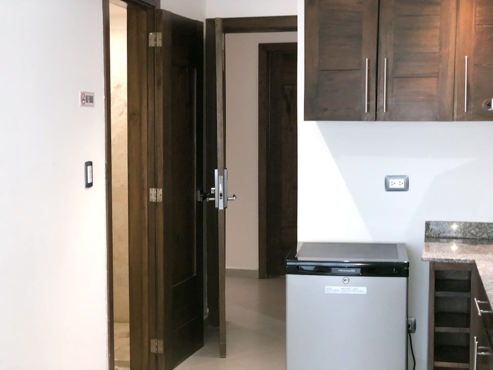 Figaro Hotel Boutique Deluxe Room, 1 Queen Bed, Refrigerator, Partial Ocean View 6