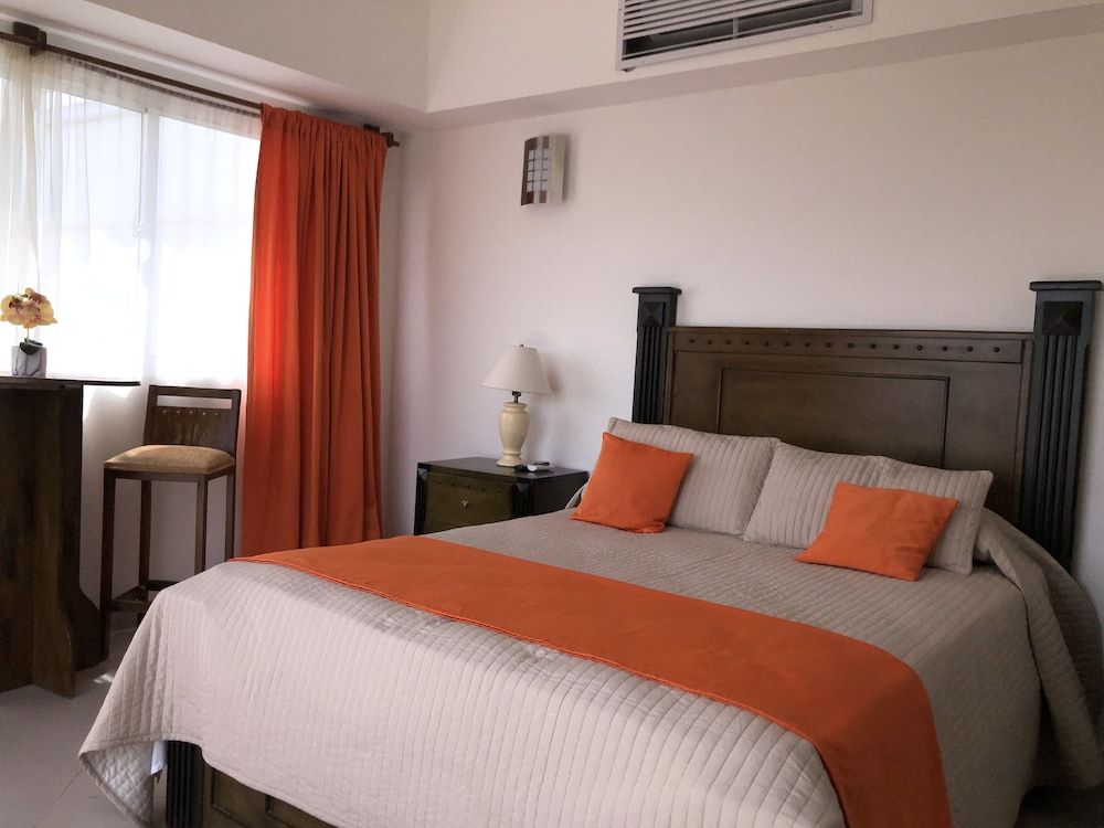 Figaro Hotel Boutique Deluxe Room, 1 Queen Bed, Refrigerator, Partial Ocean View 3