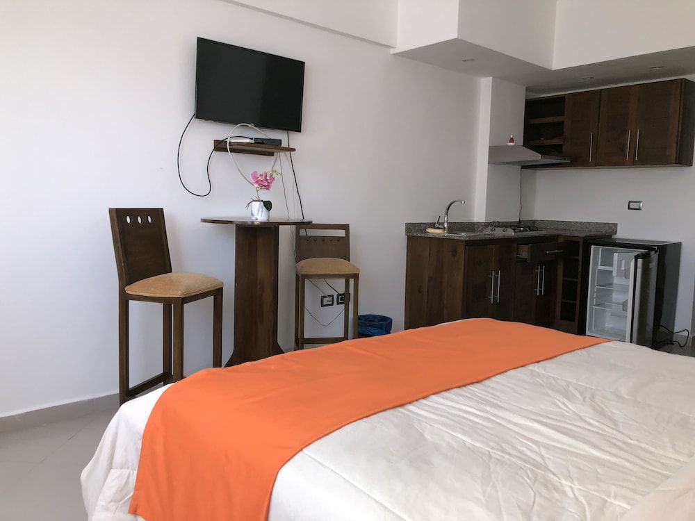 Figaro Hotel Boutique Deluxe Room, 1 Queen Bed, Refrigerator, Partial Ocean View 2