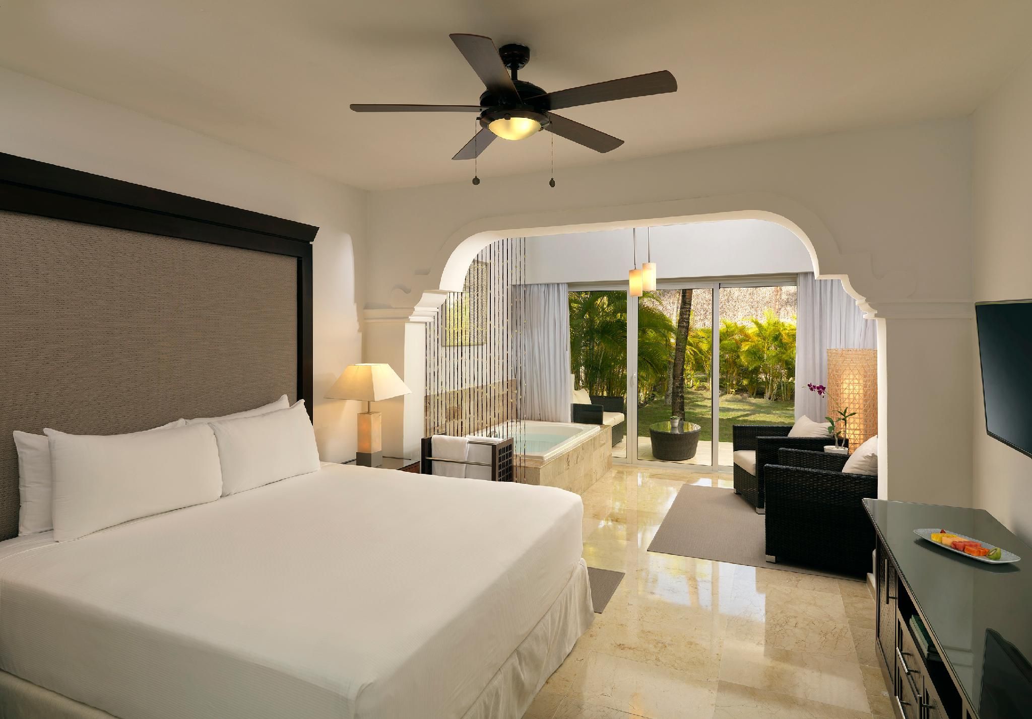 The Level Suite Tropical Palms