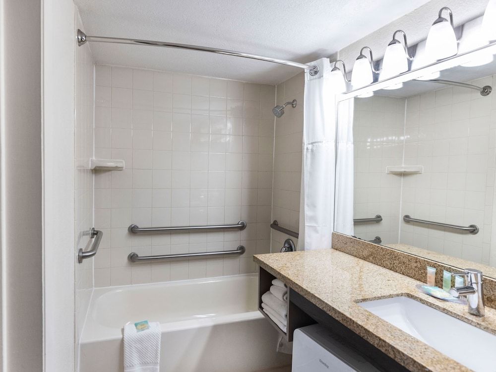 Avanti International Resort Deluxe Room, 2 Queen Beds 7