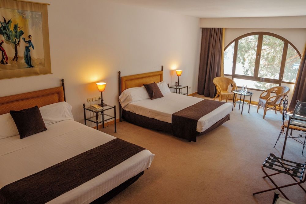 Hotel Termes Montbrio Superior Quadruple Room 2