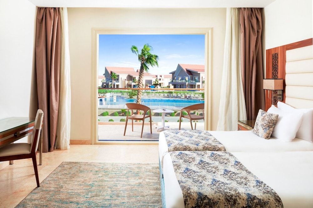 Pickalbatros Sea World Resort - Marsa Alam Family Room, Pool View 3