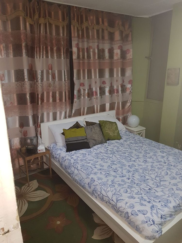 Downtown Inn Double Room, Shared Bathroom