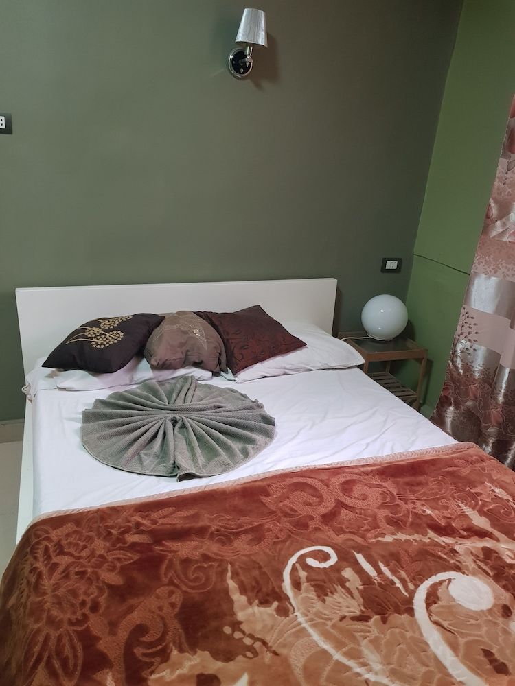 Downtown Inn Double Room, Shared Bathroom 3