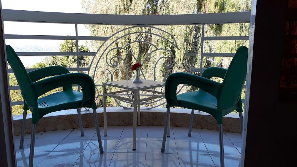 New Pola hotel City Twin Room, 2 Twin Beds, City View 4