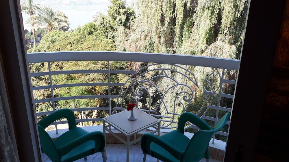 New Pola hotel Deluxe Double Room Single Use, 2 Twin Beds, River View 5